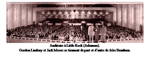 Text Box:  Auditoire à Little Rock (Arkansas).  Gordon Lindsay et Jack Moore se tiennent de part et d’autre de frère Branham.